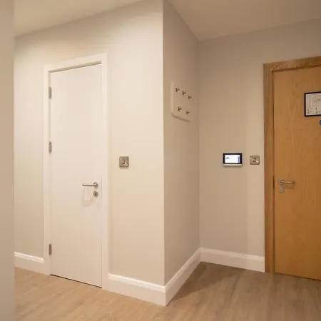 Luxurious 1 Bedroom Appartamento *